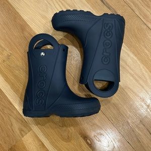 CROCS Kids’ Handle It Pull On Rain Boots, Navy Blue, Sizej2
